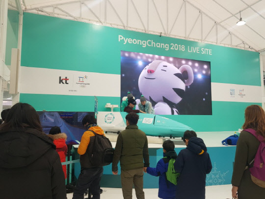강릉 올림픽파크에 위치한 KT '5G 커넥티드'(왼쪽)와 서울 광화문 광장에 설치된 KT '라이브사이트'